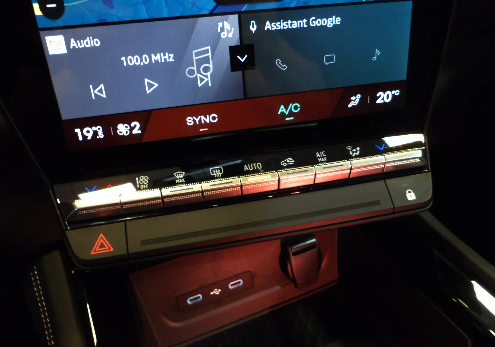 Console centrale du Renault Rafale E-Tech 2025 avec commandes climatisation tactiles et ports USB éclairés