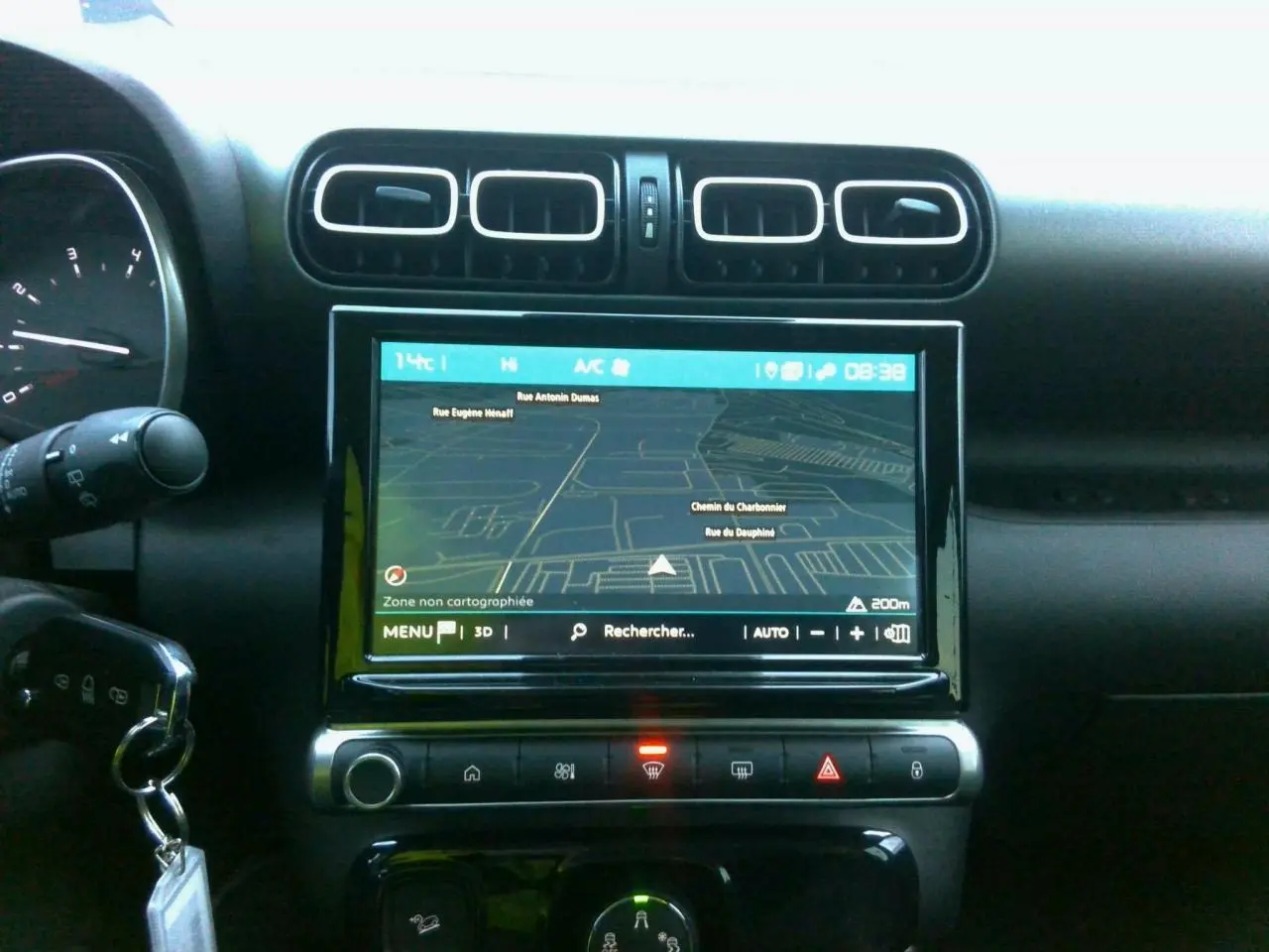 Vue rapprochée de l’écran central tactile avec navigation GPS dans l’habitacle noir du Citroën C3 Aircross gris foncé.