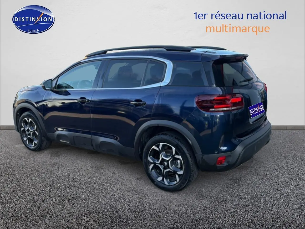 Vue 3/4 arrière droite du Citroën C5 Aircross bleu eclipse avec jantes alu et vitres teintées.