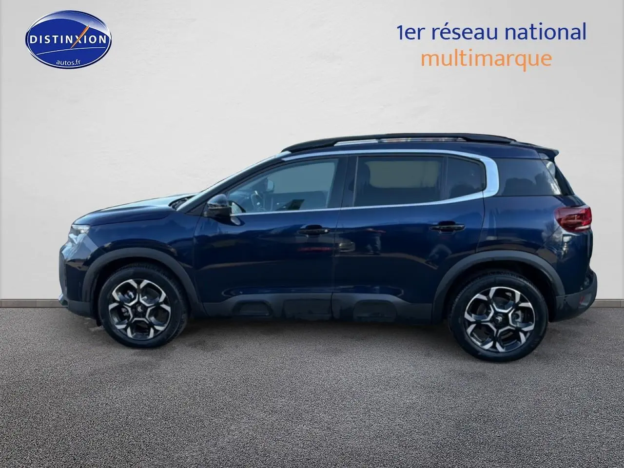 Profil côté gauche du Citroën C5 Aircross bleu eclipse 2025 avec jantes alu et toit noir contrasté.