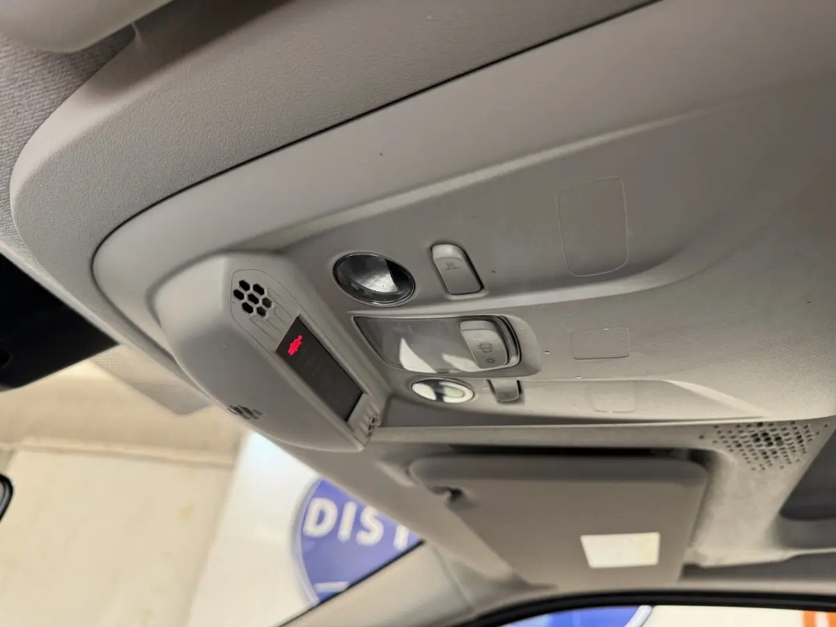Plafonnier intérieur gris clair du Peugeot Rifter 2019 avec commandes d’éclairage et alerte SOS visible.