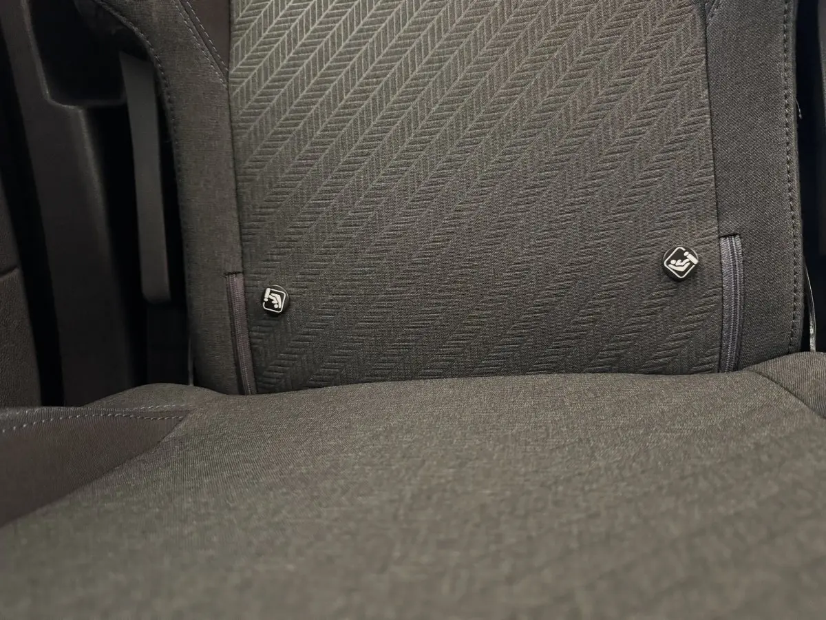 Gros plan sur la banquette arrière grise du Peugeot Rifter 2019 avec logos Isofix visibles sur le dossier.