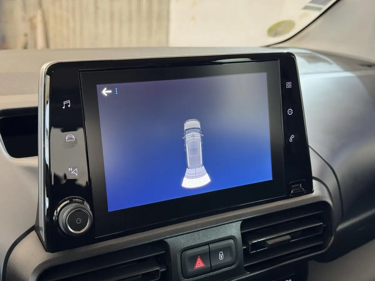 Écran tactile central affichant la détection de proximité arrière dans l’habitacle du Peugeot Rifter 2019 blanc.