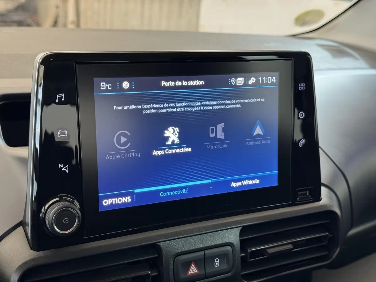 Écran tactile central du tableau de bord du Peugeot Rifter blanc, affichant les options de connectivité mobile.