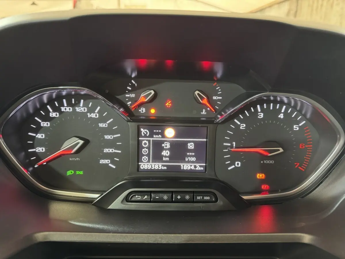 Tableau de bord du Peugeot Rifter blanc 2019 montrant compteur vitesse, compte-tours et affichage digital central.