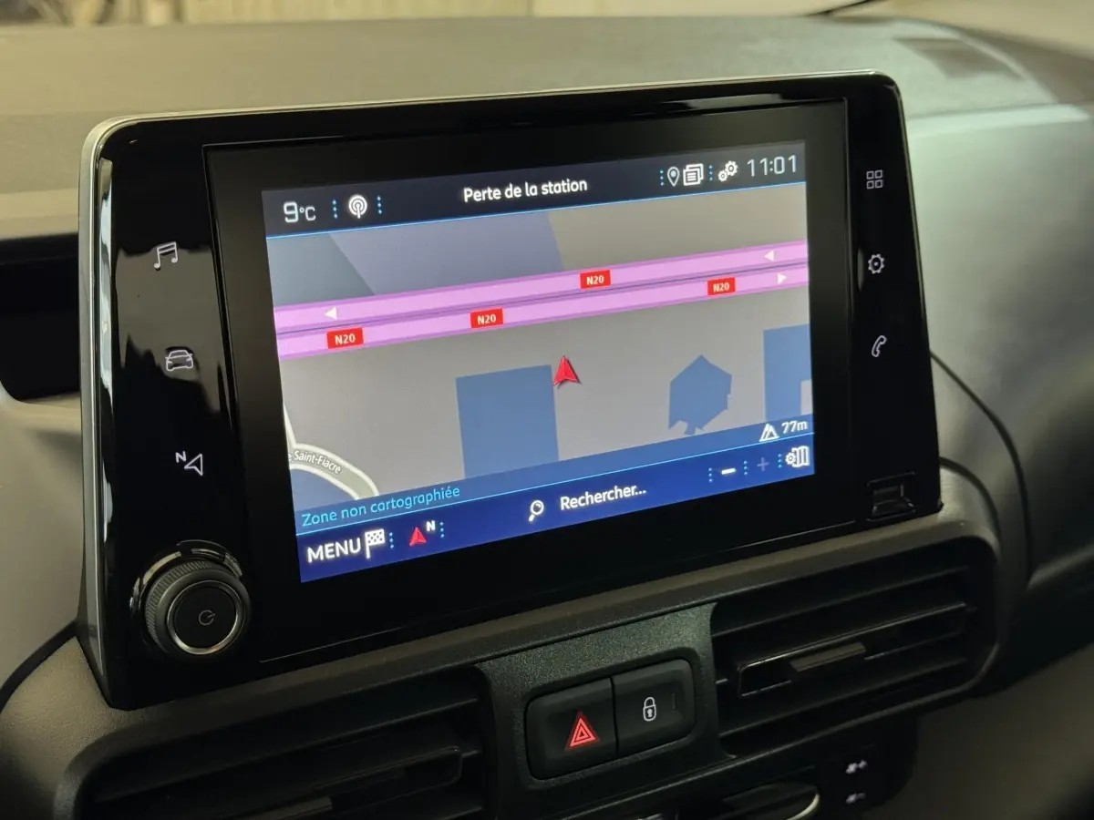 Écran tactile central du tableau de bord du Peugeot Rifter 2019 affichant la navigation GPS en intérieur.