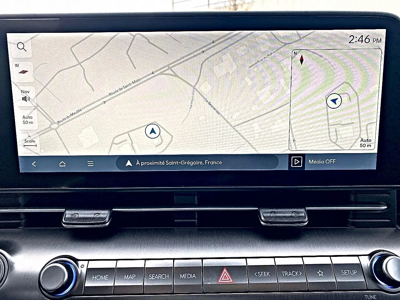 Vue rapprochée de l'écran tactile central du Hyundai Kona 2025 avec navigation affichée et commandes en dessous.