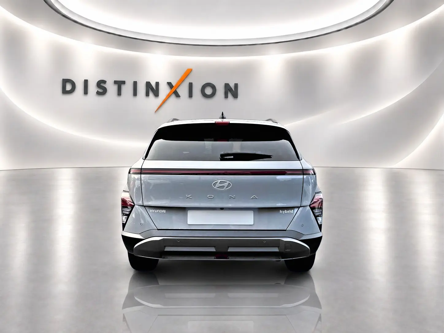 Vue arrière d'un Hyundai Kona hybride gris 2025, avec feux arrière à LED et bande lumineuse distinctive.