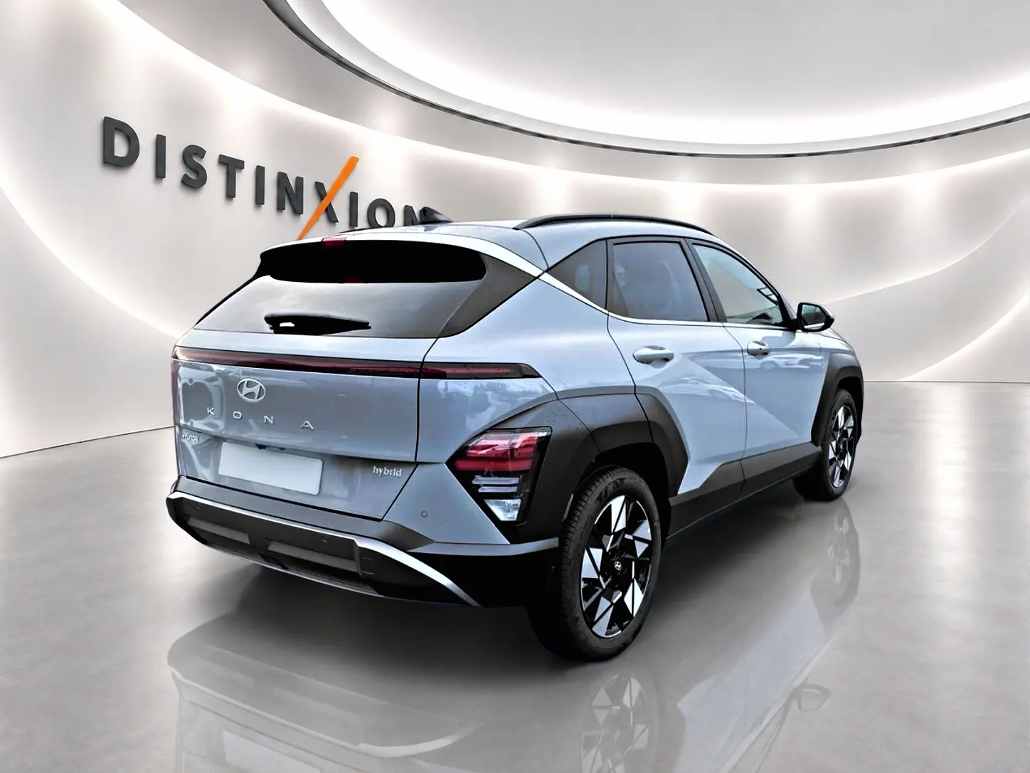 Vue 3/4 arrière droite du Hyundai Kona gris 2025 hybride avec feux arrière LED et jantes alliage noires.