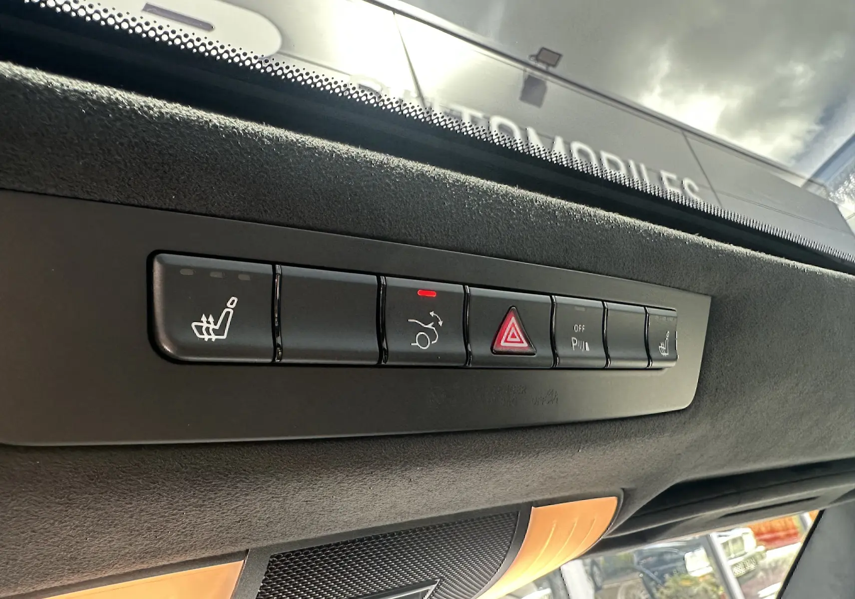 Vue intérieure du plafond d'une Mercedes AMG GT 2015 gris foncé, montrant les boutons de commandes et d'alerte.