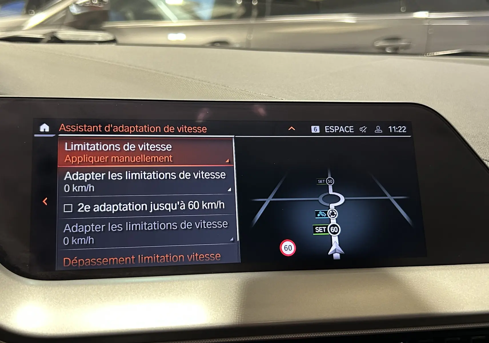 Écran central du système GPS et assistant vitesse de la BMW Série 1 16d 2023, vue intérieure du tableau de bord.