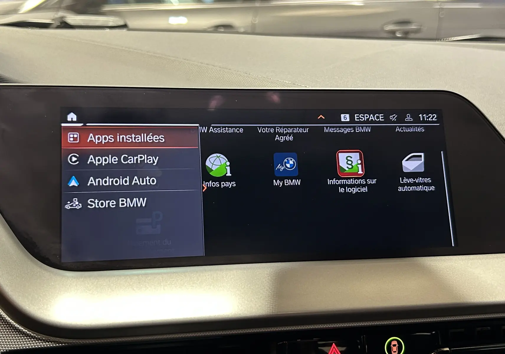 Écran tactile central de la BMW Série 1 16d 2023 affichant les applications Apple CarPlay et Android Auto.