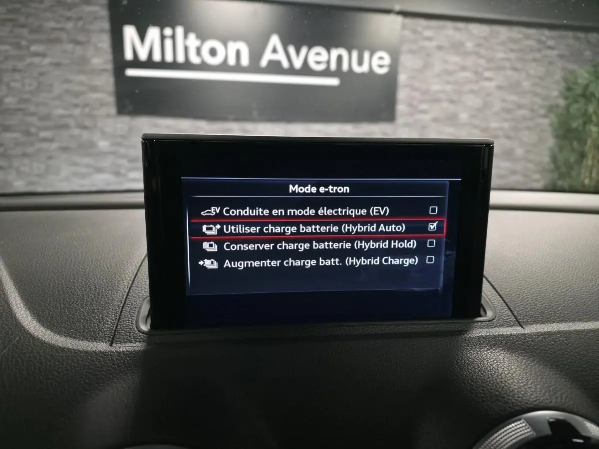 Écran central de l'Audi A3 Sportback bleu affichant les modes de conduite hybride rechargeable en intérieur.