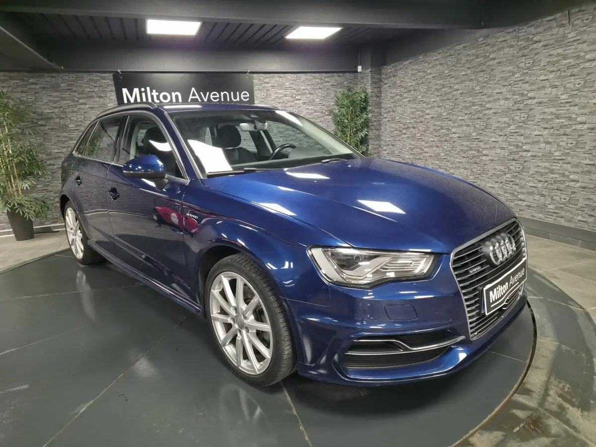 Audi A3 Sportback bleu en 3/4 avant droit avec jantes aluminium 10 branches et calandre Singleframe chromée