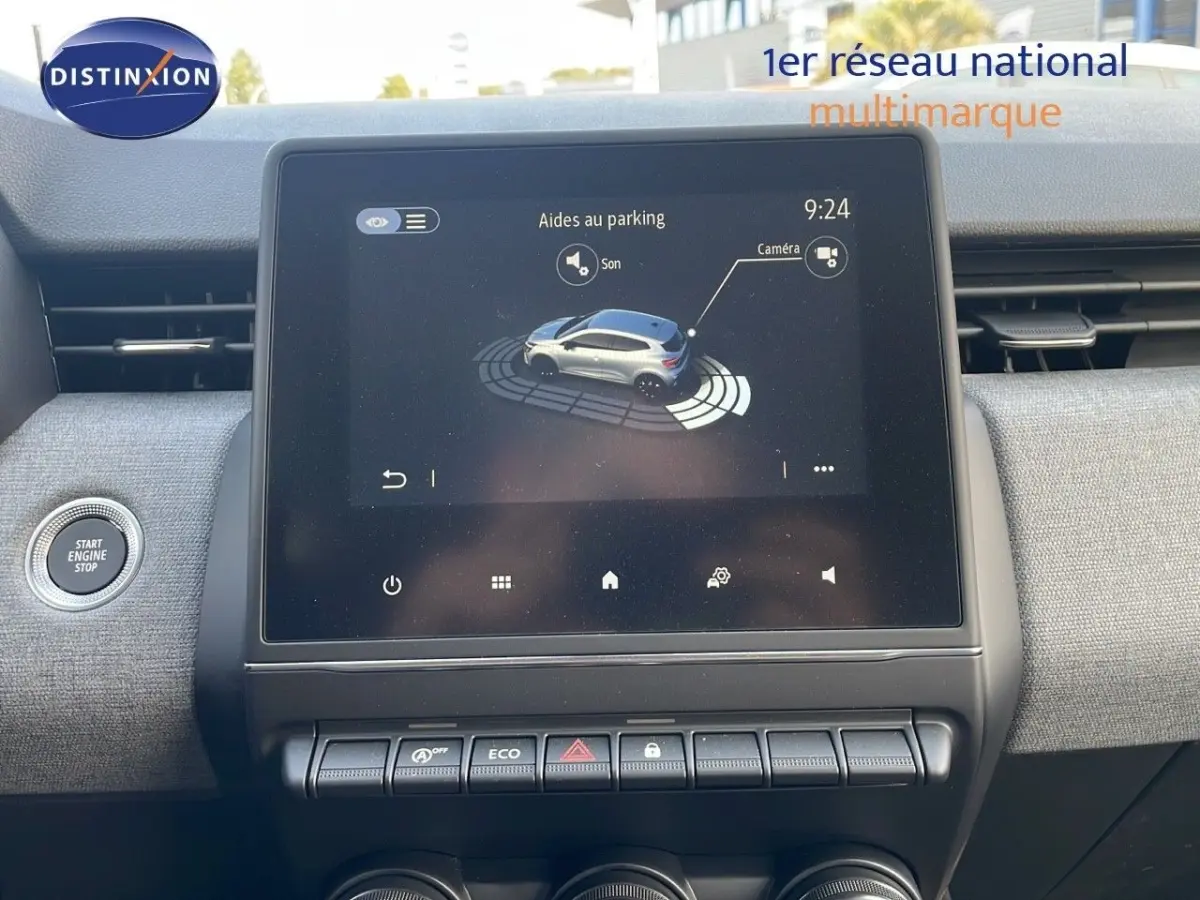 Vue rapprochée de l’écran tactile central du tableau de bord d’une Renault Clio 2025, affichant l’aide au parking.