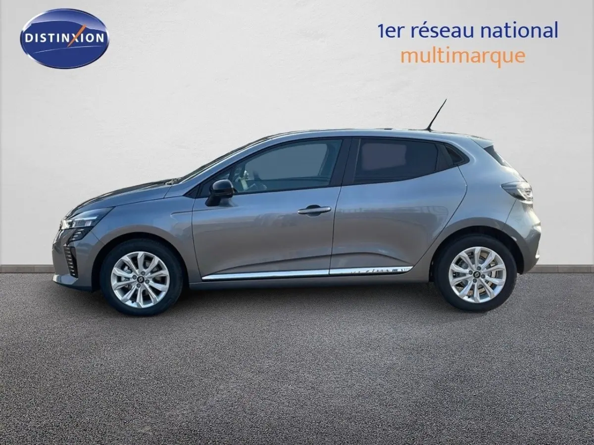 Vue de profil côté gauche d'une Renault Clio 2025 gris métallisé avec jantes alliage et vitres teintées.