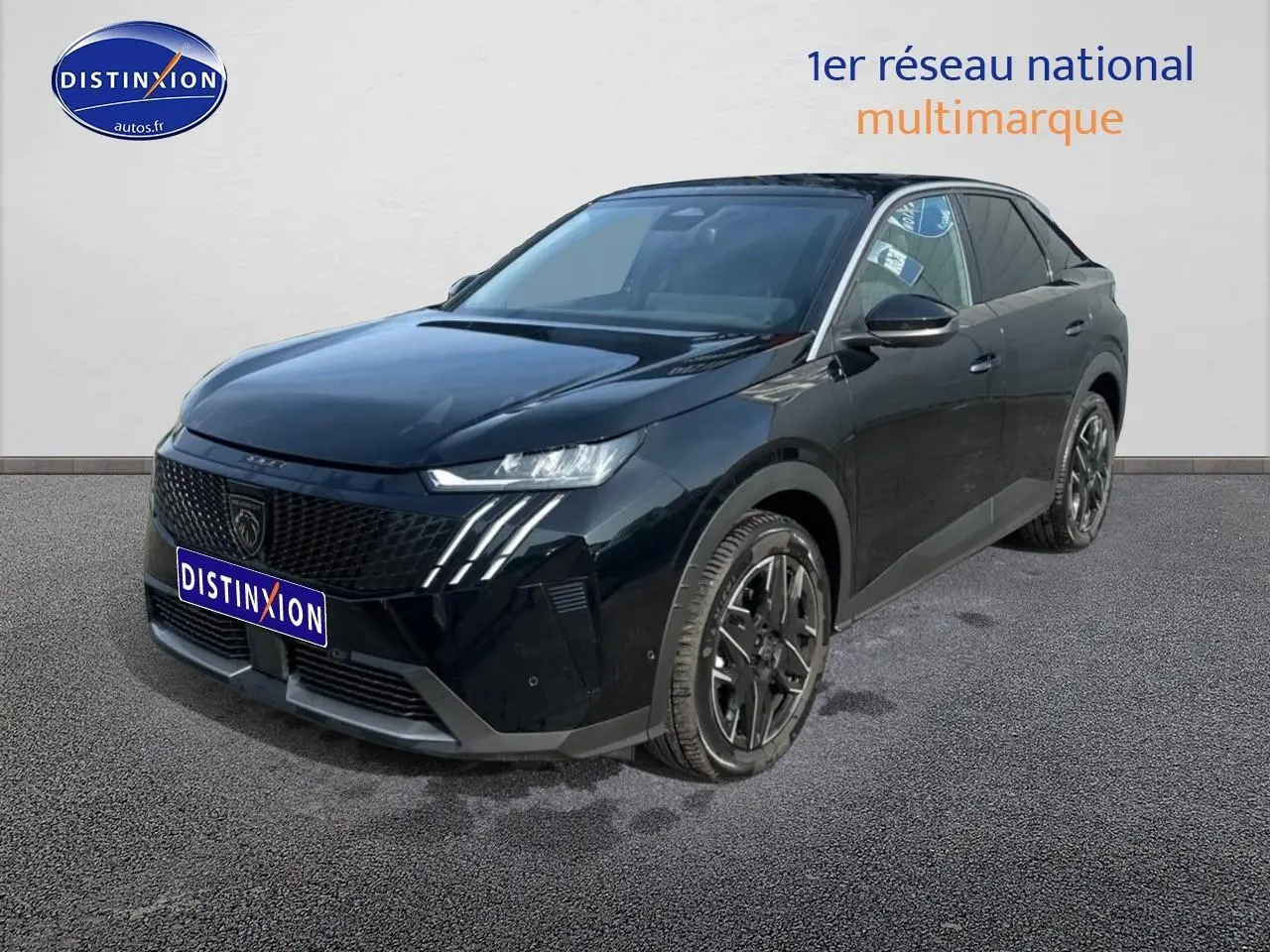 Peugeot 3008 noir perla nera vue 3/4 avant droit avec jantes alu et phares LED distinctifs.