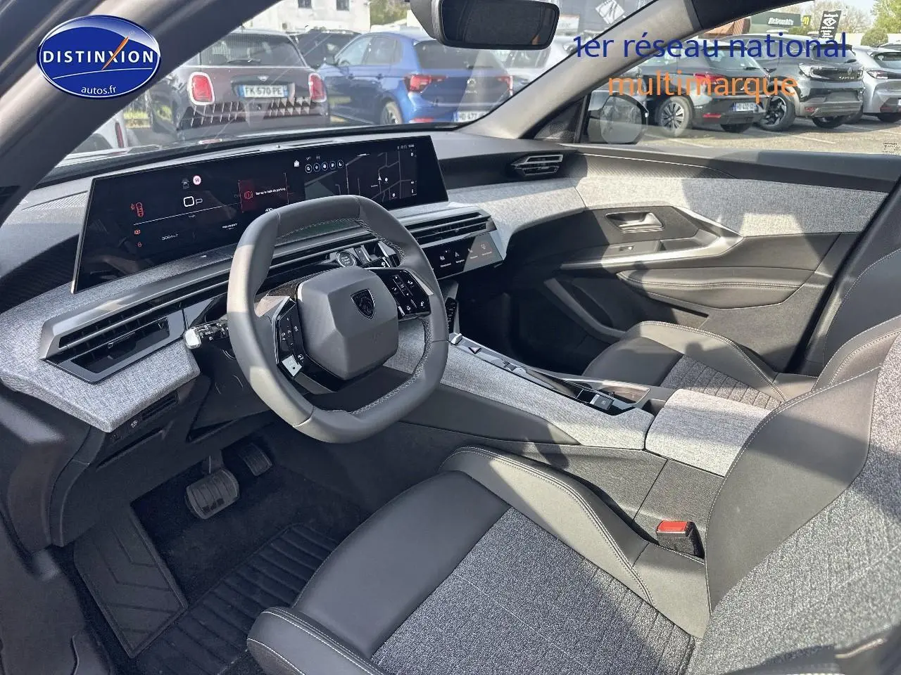 Intérieur avant de la Peugeot 3008 2024 noir perla nera, tableau de bord digital large et volant multifonction cuir.