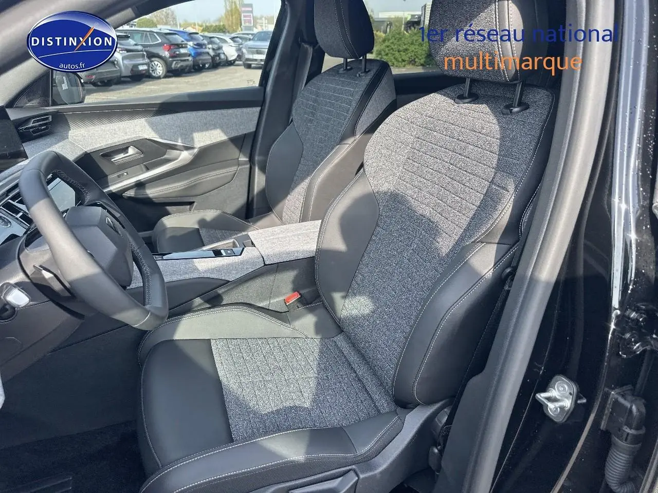 Vue intérieure côté conducteur du Peugeot 3008 1.2 hybrid 145 allure e-dcs6 noir, sièges tissu et cuir bicolore.