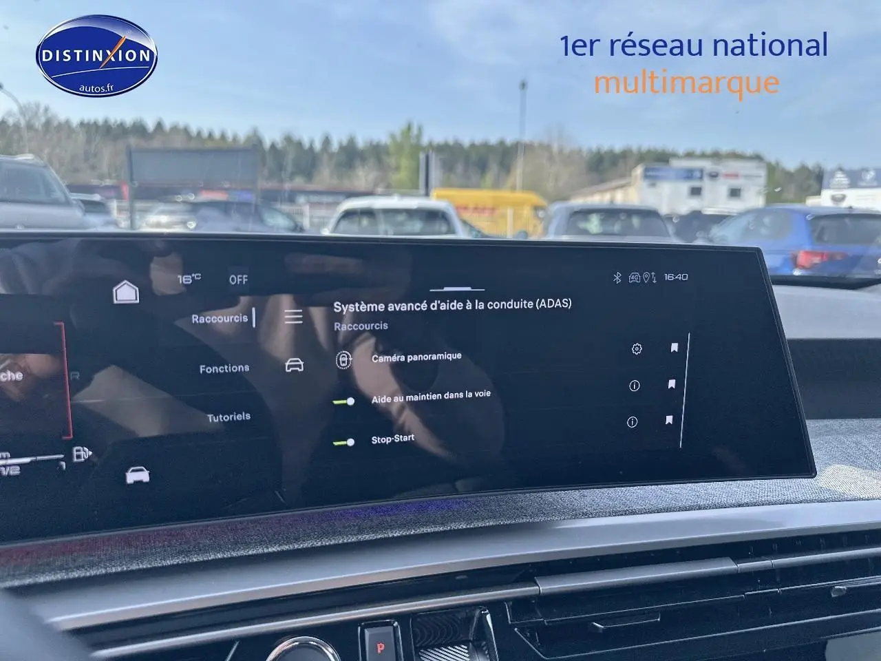 Écran tactile du système d’aide à la conduite dans l’habitacle du Peugeot 3008 noir perla nera, vue avant.