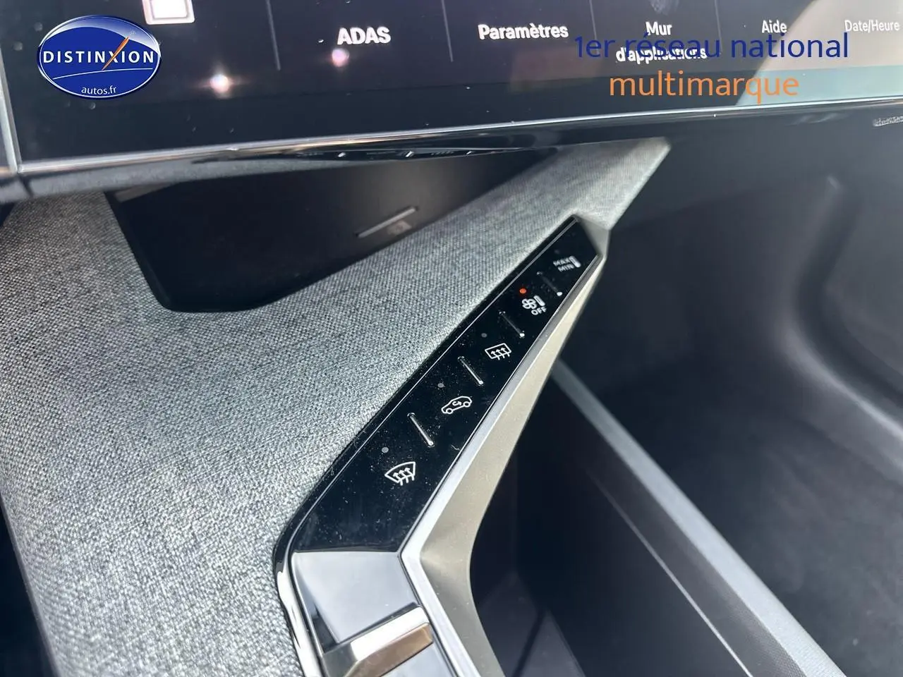 Détail de la console centrale côté passager du Peugeot 3008 noir perla nera, avec commandes tactiles et finition tissu grise.