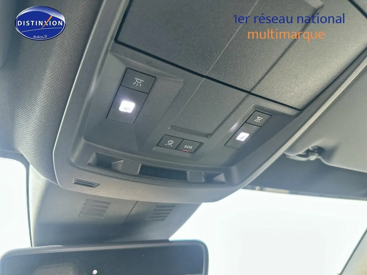 Vue intérieure du plafonnier avec commandes d’éclairage et bouton SOS du Peugeot 3008 noir Perla Nera 2024.