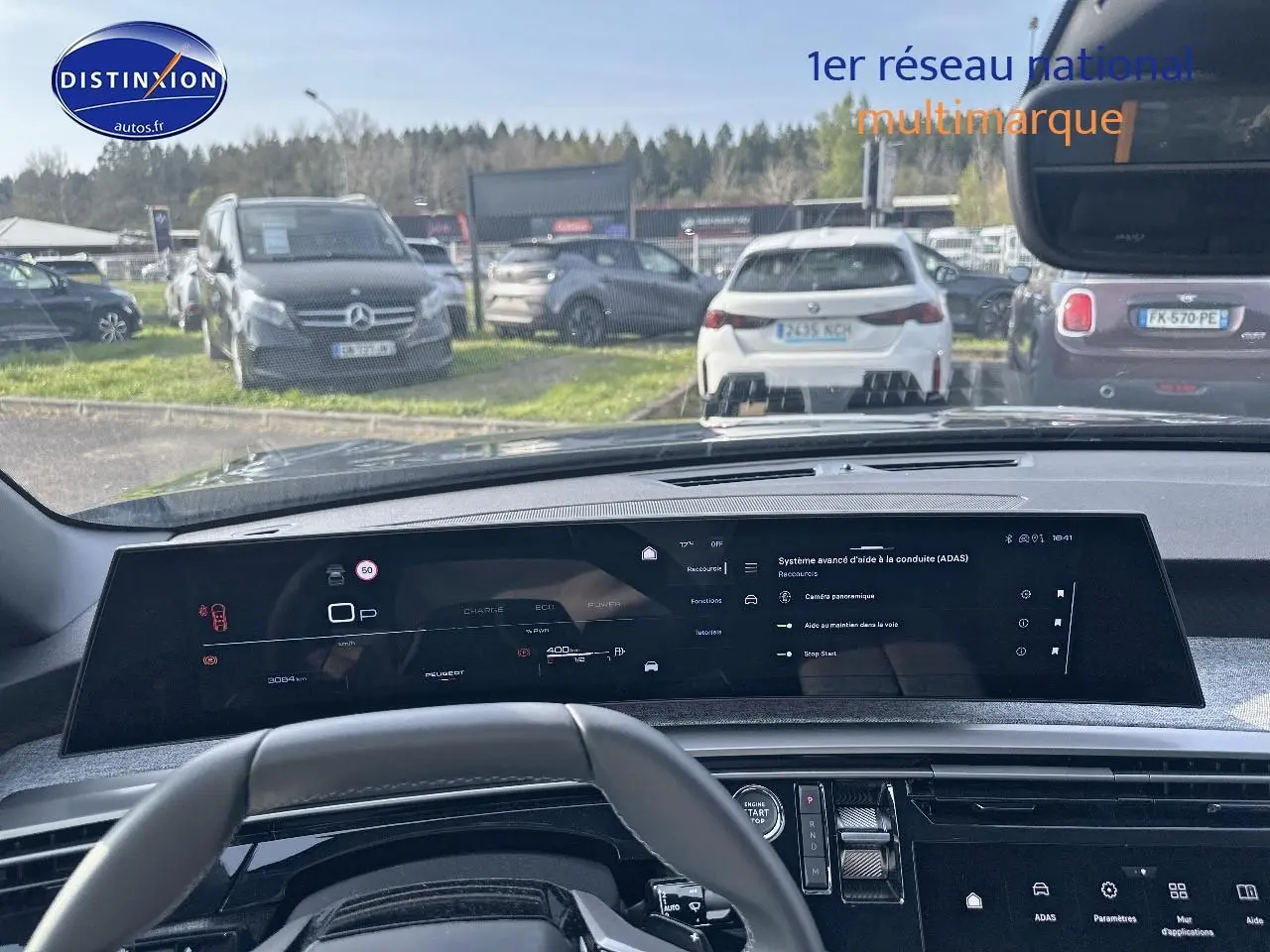 Vue intérieure du tableau de bord et volant cuir du Peugeot 3008 noir perla nera, avec écran digital large affichant l'ADAS.