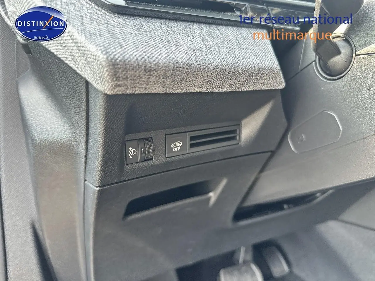 Détail du tableau de bord côté gauche du Peugeot 3008 1.2 hybrid 145 allure 2024 avec commandes d'éclairage et de sécurité.