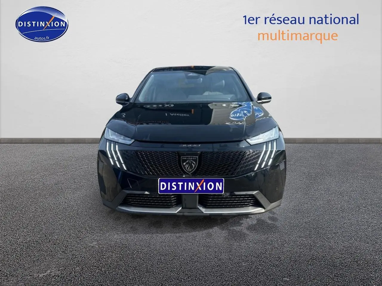 Vue avant d'un Peugeot 3008 noir Perla Nera 2024 avec feux LED distinctifs et calandre noire texturée.