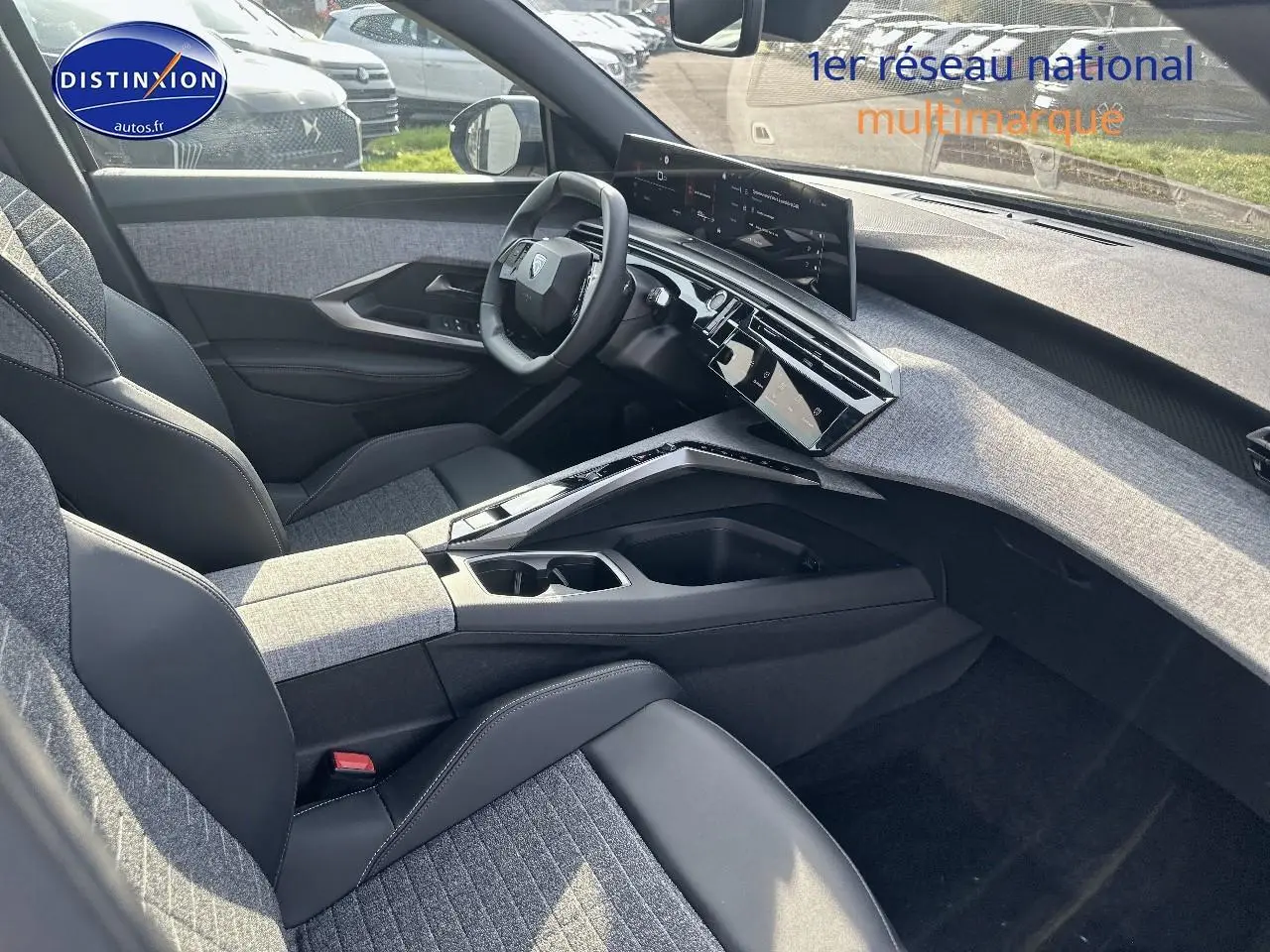 Intérieur avant du Peugeot 3008 1.2 Hybrid 145 allure, vue côté conducteur avec sellerie tissu et cuir gris.