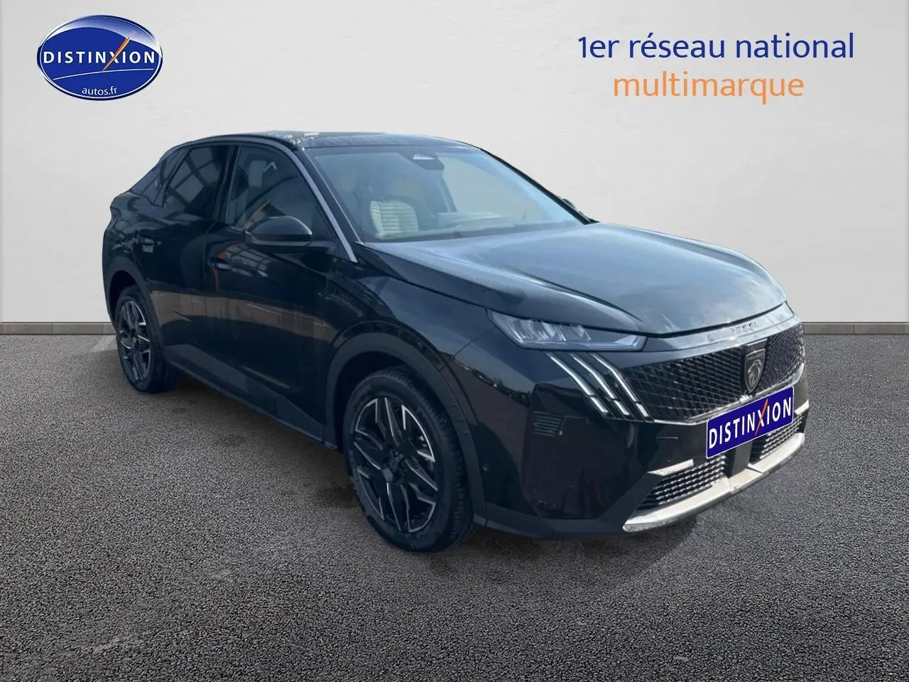 Peugeot 3008 noir perla nera vue 3/4 avant droit, avec jantes alu et calandre distinctive noire.