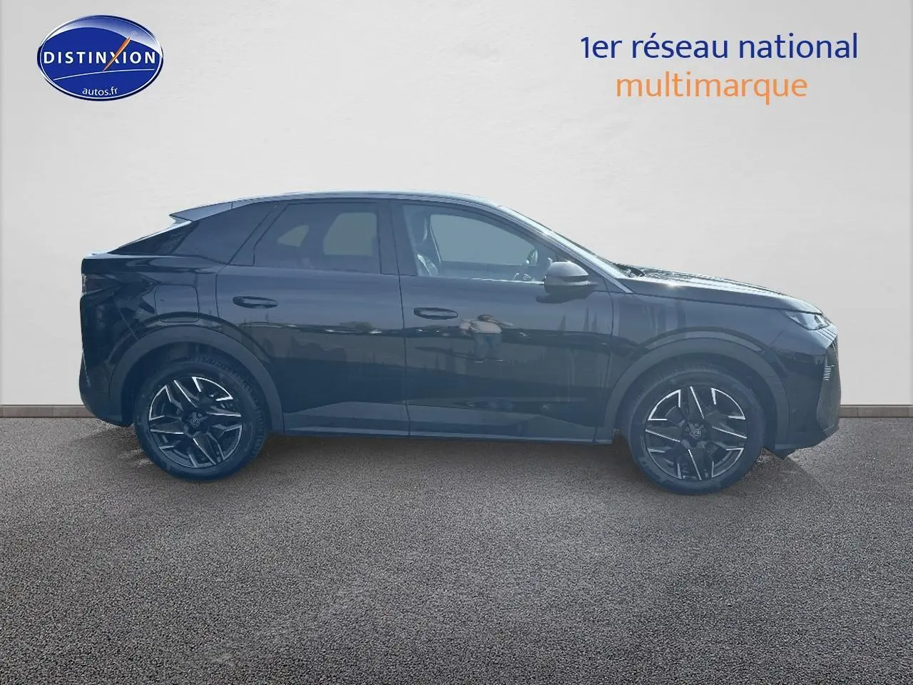 Profil droit du Peugeot 3008 noir perla nera 2024 avec jantes alliage et lignes modernes distinctives.