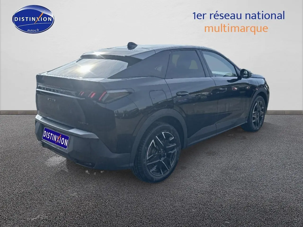 Peugeot 3008 noir perla nera, vue 3/4 arrière droit, jantes alu et feux arrière LED distinctifs.