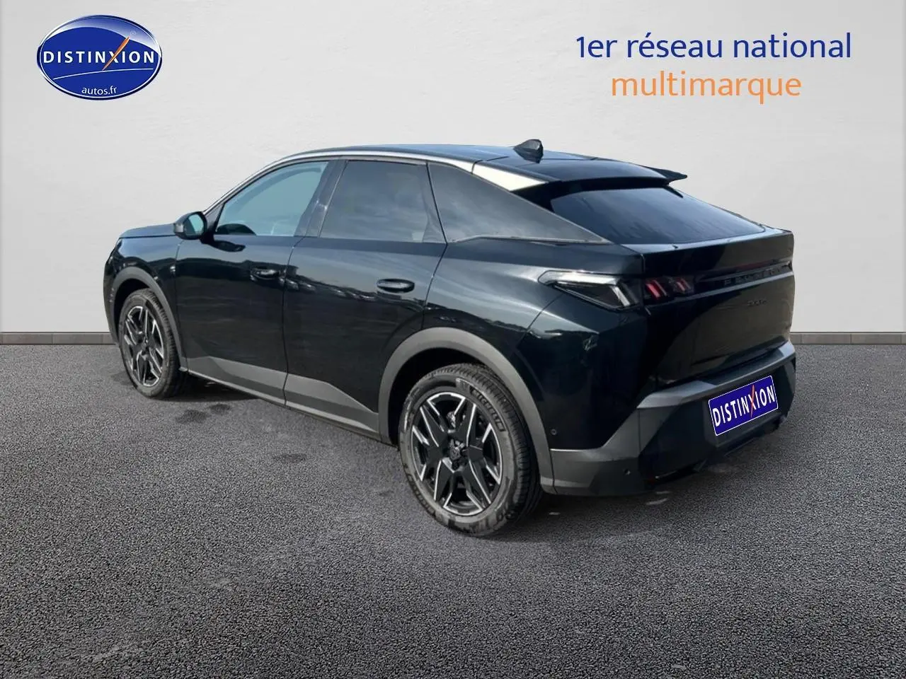 Peugeot 3008 noir perla nera, vue 3/4 arrière droit, avec jantes alu et feux arrière LED distinctifs.