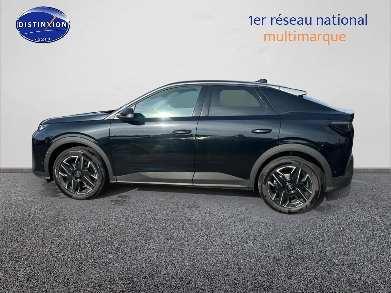 Peugeot 3008 2024 noir perla nera, vue profil côté gauche, jantes alliage et lignes modernes soulignées.