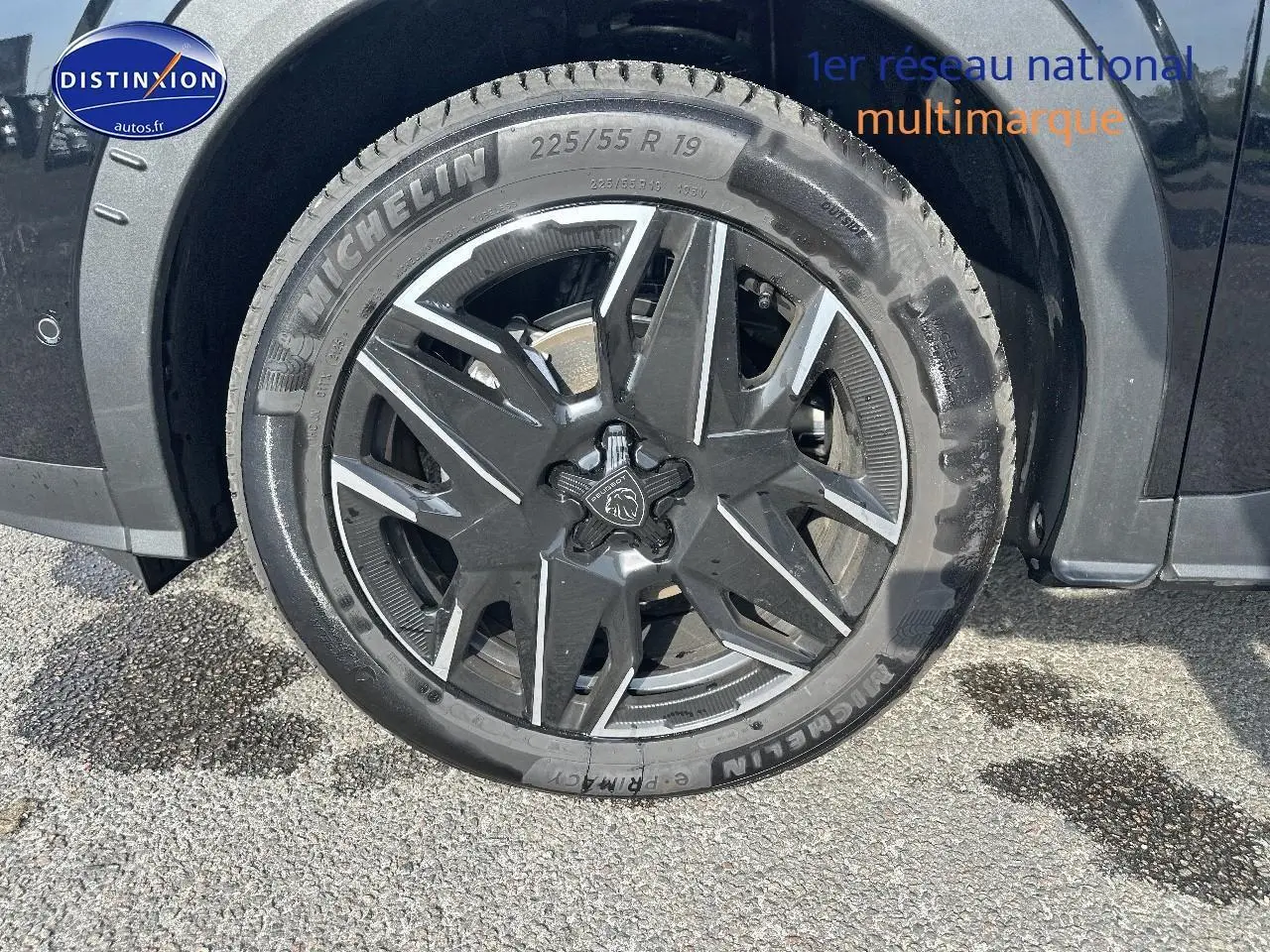 Gros plan sur la roue avant gauche noire avec jante alu noire et détails argentés du Peugeot 3008 2024.