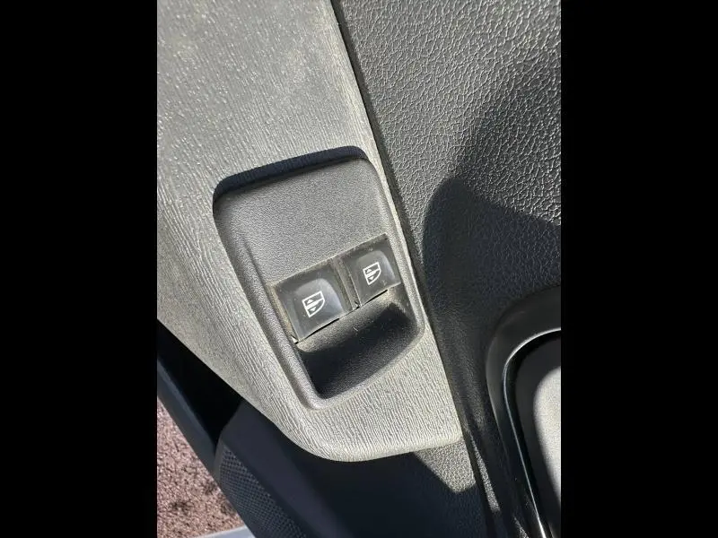 Gros plan sur les commandes électriques des vitres côté conducteur du Dacia Lodgy Blanc Glacier 2022.