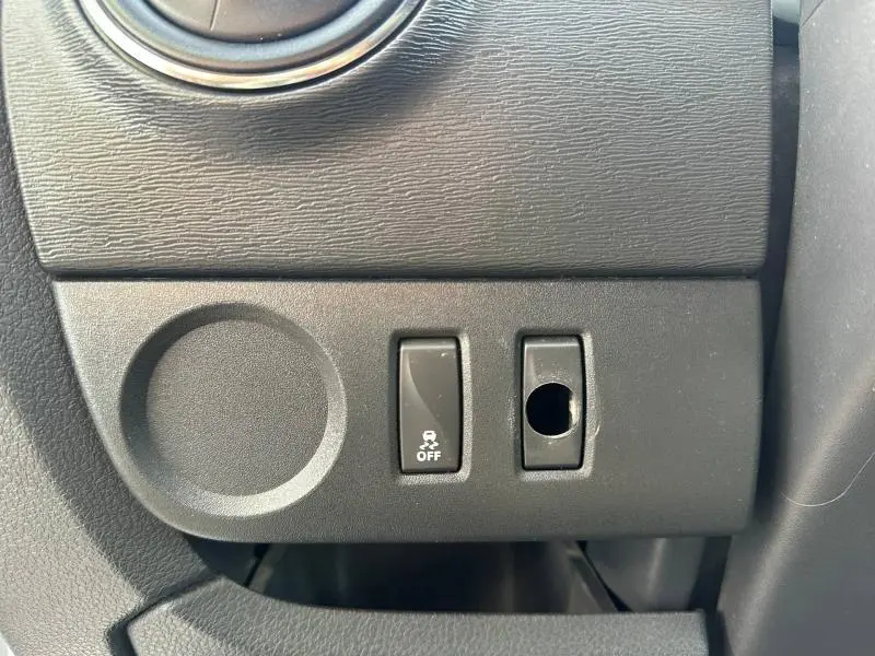 Détail intérieur du tableau de bord du Dacia Lodgy 2022, bouton de contrôle de stabilité désactivé visible.