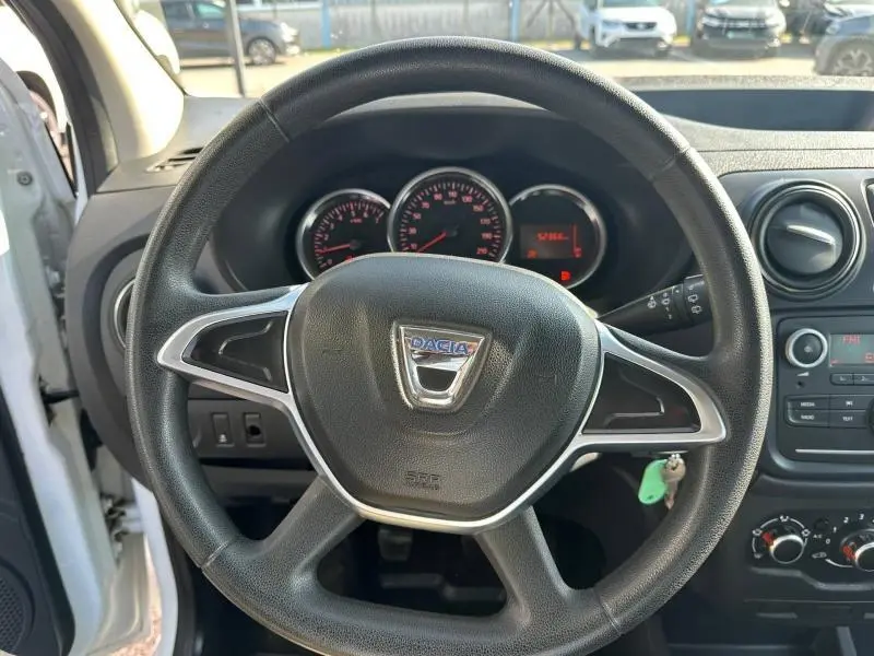 Vue centrée sur le volant du Dacia Lodgy blanc glacier 2022, avec tableau de bord et commandes visibles.
