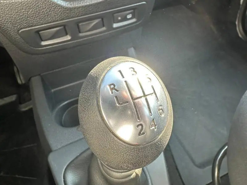 Gros plan sur le levier de vitesses manuel du Dacia Lodgy 2022, intérieur noir avec console centrale visible.