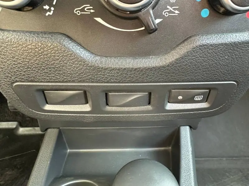 Gros plan sur les boutons de commande de la console centrale du Dacia Lodgy blanc glacier, version 2022.