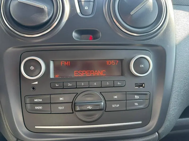 Gros plan sur la console centrale du Dacia Lodgy 2022, affichage radio FM en rouge avec boutons de commande noirs.