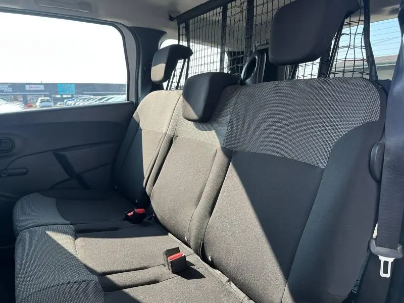 Banquette arrière en tissu gris du Dacia Lodgy 2022 vue de côté droit avec grille de séparation visible.