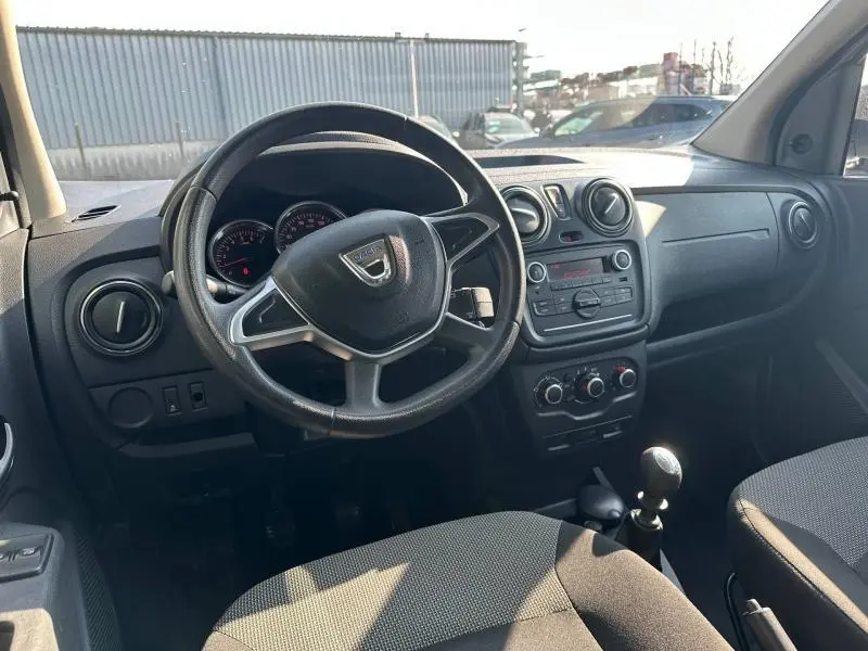 Vue intérieure avant du tableau de bord et volant du Dacia Lodgy 2022, avec boîte manuelle et commandes centrales visibles.