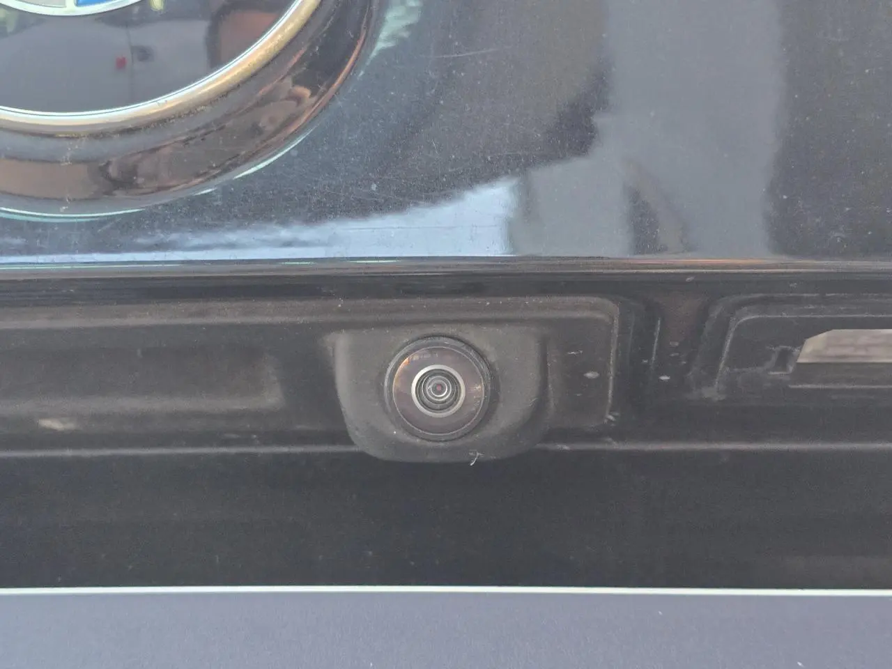 Gros plan sur la caméra de recul intégrée au hayon noir d'une BMW X1 F48 M Sport 2020.