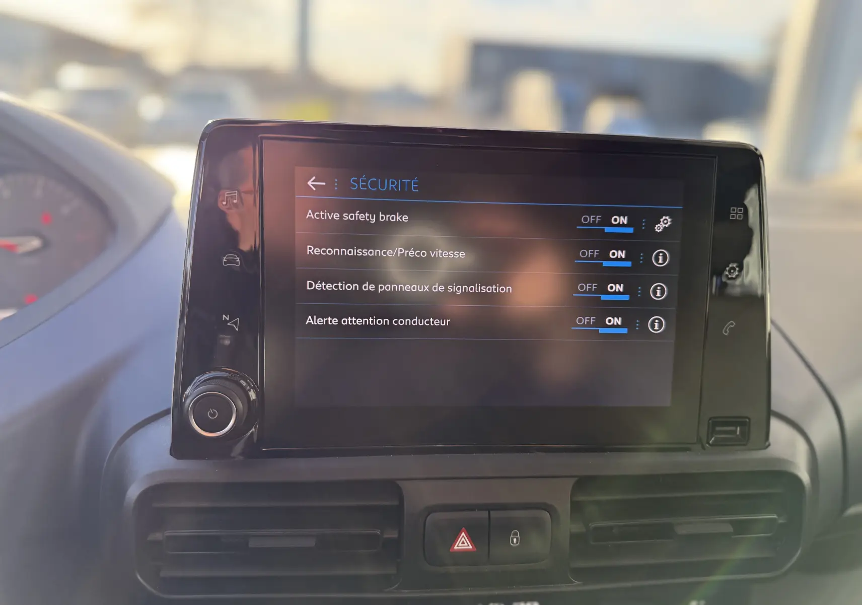 Écran tactile central du Peugeot Rifter 1.5 BlueHDi 130 Allure 7 places affichant les options de sécurité activées.
