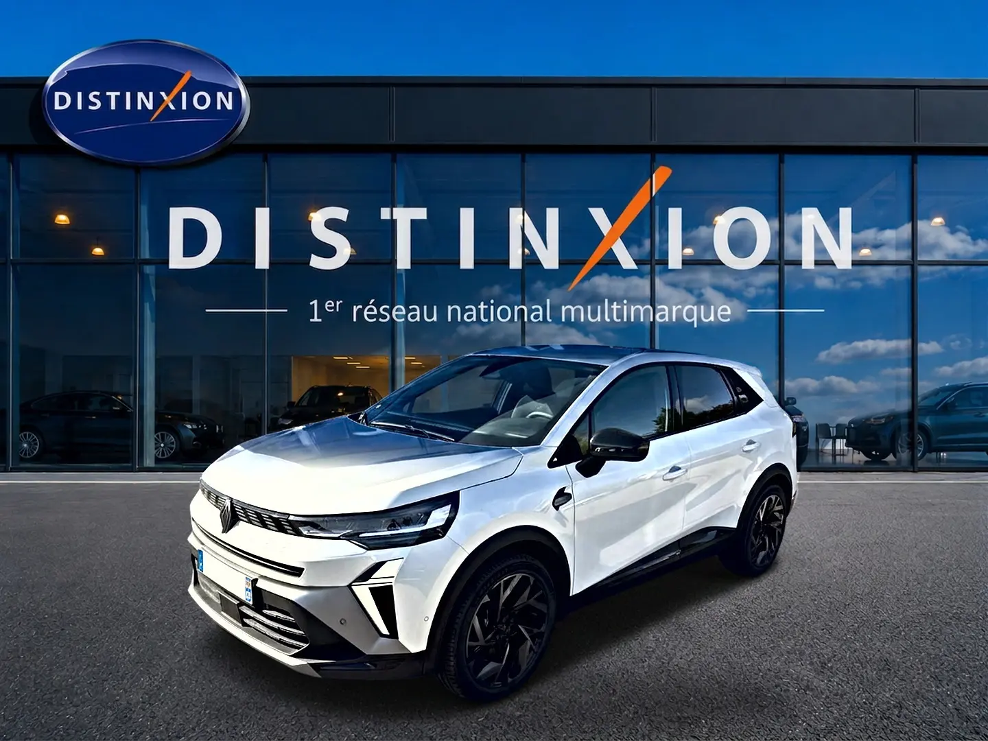 Renault Symbioz blanc nacré en 3/4 avant droit, avec jantes noires et détails noirs contrastants.