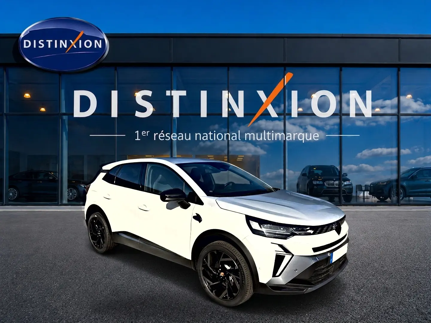 Renault Symbioz blanc nacré en 3/4 avant droit, avec jantes noires et détails noirs contrastants.
