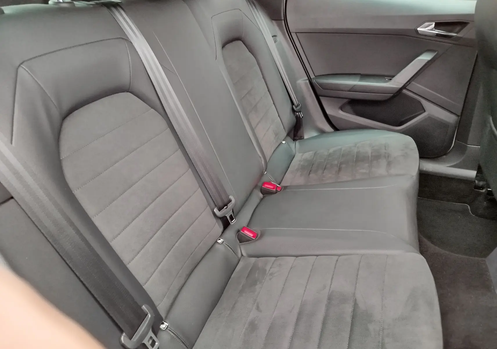 Vue intérieure des sièges arrière en cuir et alcantara gris foncé du SEAT Arona 2020, côté droit.