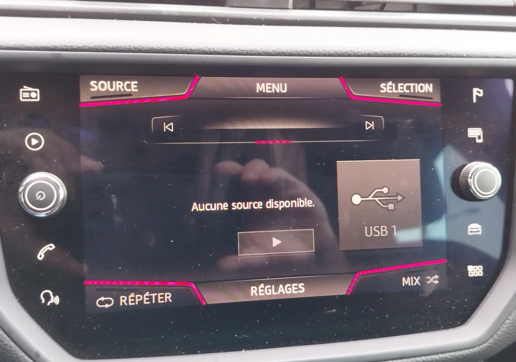 Écran tactile central de la SEAT Arona 2020 affichant le menu audio avec message "Aucune source disponible".